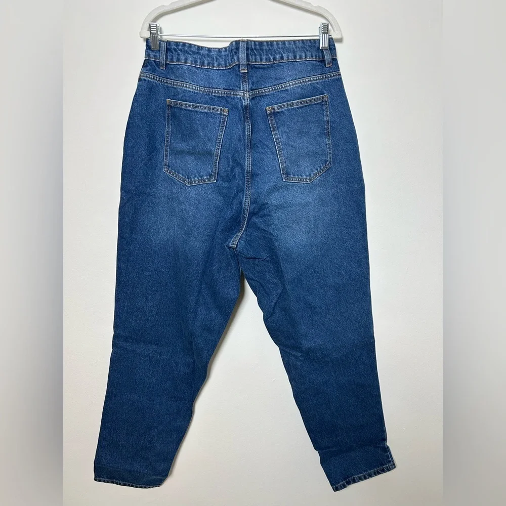 PrettyLittleThing Wash High Rise Mom Jeans - Picture 3 of 3